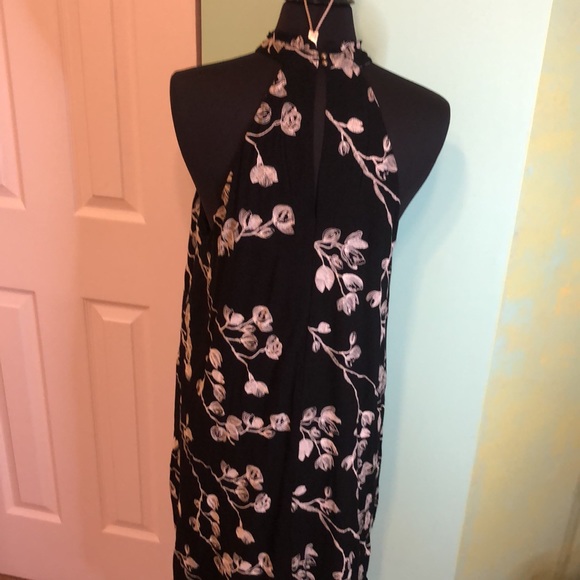 Sleeveless Embroidered Dress - Picture 5 of 7